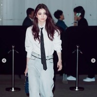 Acara tersebut dihadiri Jisoo BLACKPINK, Haerin NewJeans, hingga Kim Yuna. Namun Han So Hee tampil standout dengan gaya tomboy, memancarkan aura girl crush.    Foto: dok. Instagram @hansohee.news