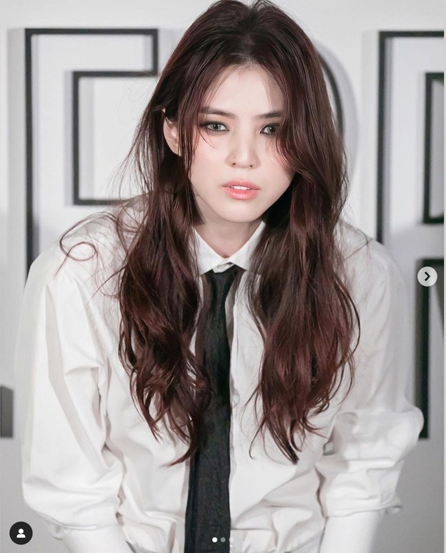 Bintang drama Korea Nevertheless itu memakai setelan kemeja putih DIOR, White Cotton Poplin seharga Rp 32 juta dan dasi hitam Black Silk Blend seharga Rp 5,6 juta.   Foto: dok. Instagram @hansohee.news