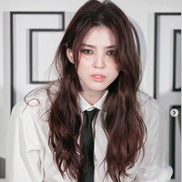 Bintang drama Korea Nevertheless itu memakai setelan kemeja putih DIOR, White Cotton Poplin seharga Rp 32 juta dan dasi hitam Black Silk Blend seharga Rp 5,6 juta.   Foto: dok. Instagram @hansohee.news