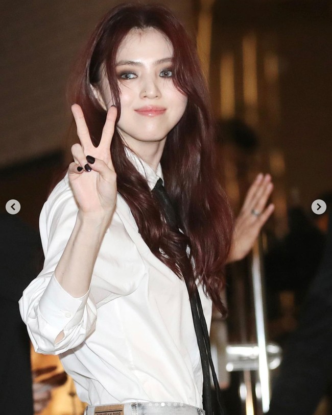 “visual mba sohee tidak pernah mengecewakan,” “cantik tp ganteng! bingung jelasinnya,” “Bella swan vibe,” “suka banget sama eye make up-nya,” “kaya kristen steward sekilass,” komentar sejumlah netizen di jagat Twitter. Foto: dok. Instagram @hansohee.news