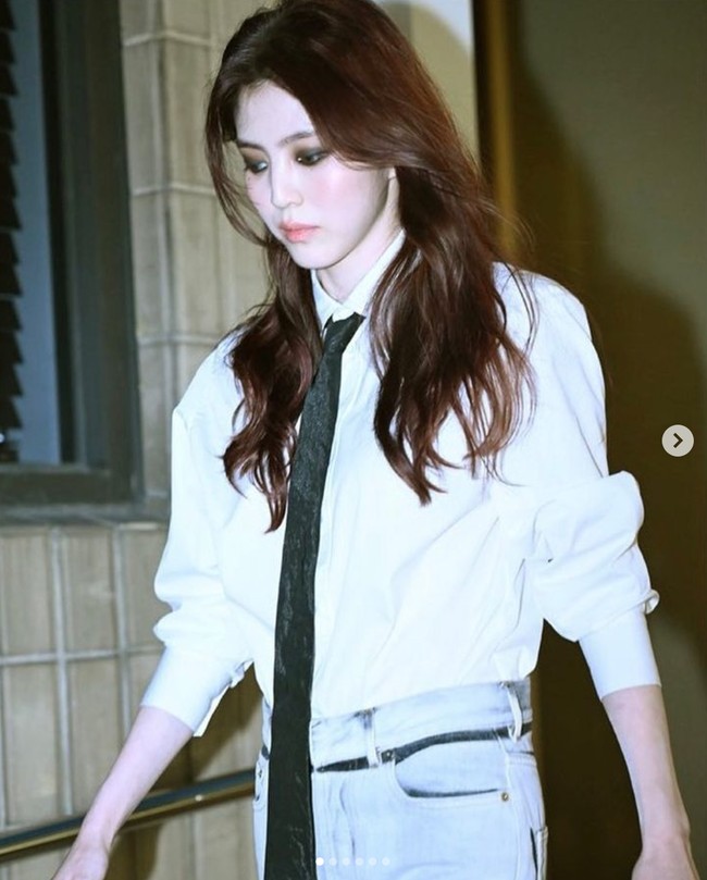 Riasan mata smokey eyes Han So Hee menjadi daya tarik tersendiri. Penampilannya mengingatkan netizen dengan karakter Bella Swan di film percintaan vampir, Twilight.    Foto: dok. Instagram @hansohee.news