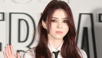 Han So Hee terlihat dingin saat melambaikan tangan. (Foto: dok. Instagram @hansohee.news