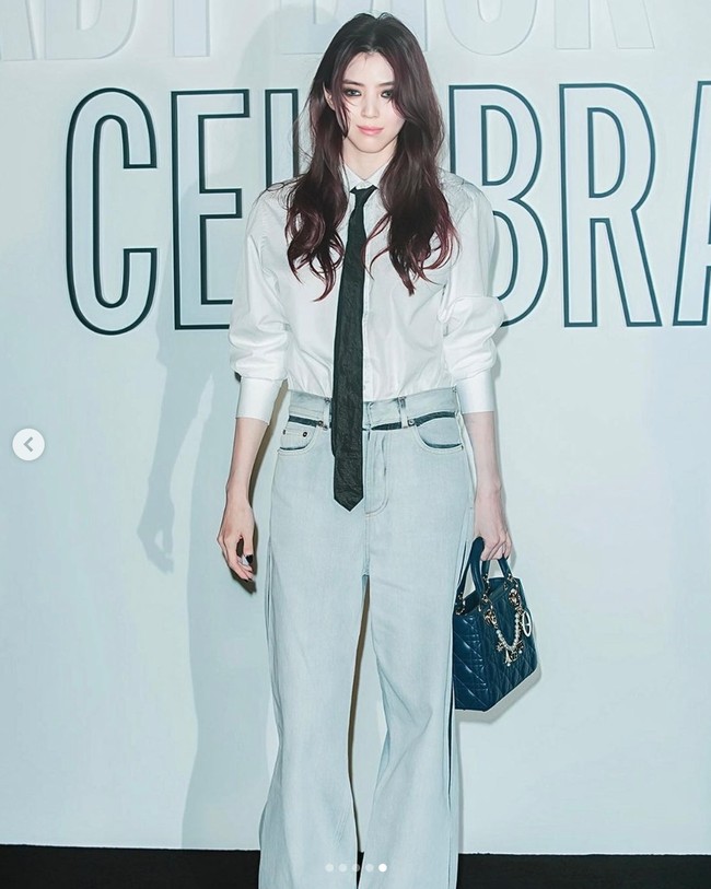 Celana high waist berpotongan flare membuatnya terlihat tinggi semampai. Penampilannya dilengkapi dengan koleksi tas Small Lady Dior seharga Rp 110 juta. Foto: dok. Instagram @hansohee.news