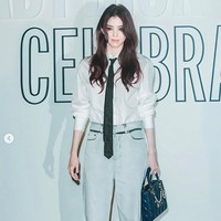 Celana high waist berpotongan flare membuatnya terlihat tinggi semampai. Penampilannya dilengkapi dengan koleksi tas Small Lady Dior seharga Rp 110 juta. Foto: dok. Instagram @hansohee.news
