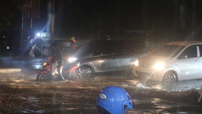 Hujan deras di Medan. (Nizar Aldi/detikSumut)
