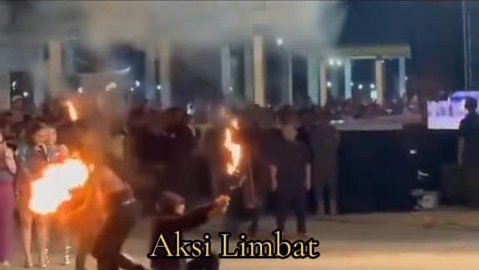 Jenggot Limbad kebakaran saat atraksi sembur api di Caruban, Madiun