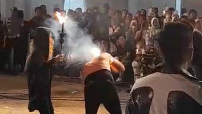 Jenggot Limbad kebakaran saat atraksi sembur api di Caruban, Madiun