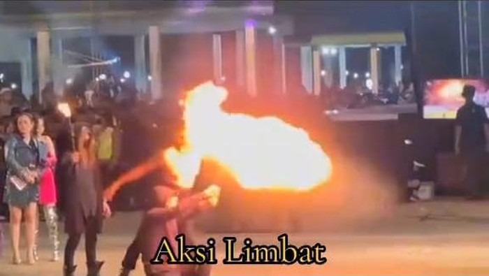 Jenggot Limbad kebakaran saat atraksi sembur api di Caruban, Madiun
