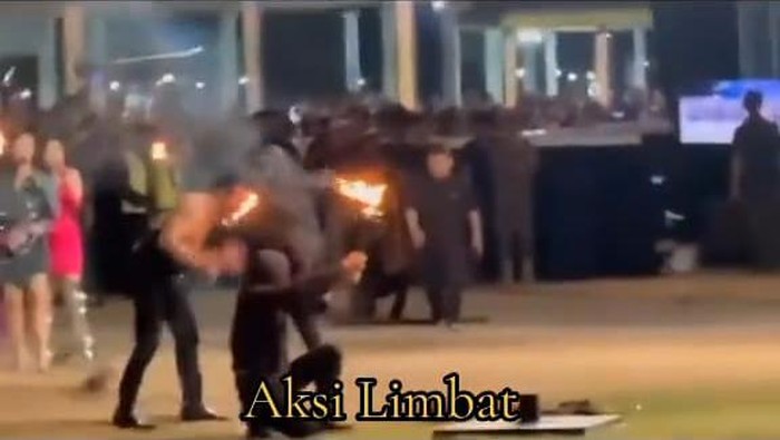 Jenggot Limbad kebakaran saat atraksi sembur api di Caruban, Madiun Jenggot Limbad kebakaran saat atraksi sembur api di Caruban, Madiun