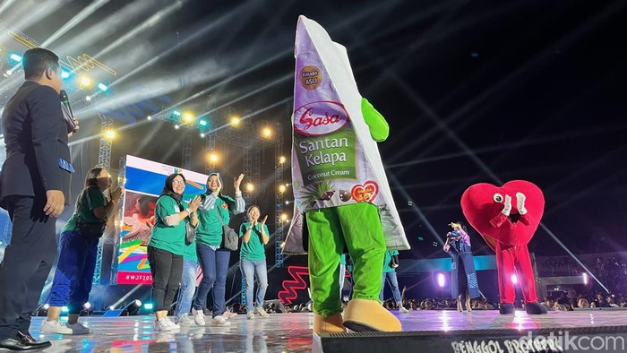 Joget di Konser bisa dapat hadiah? Siapa sangka. Joget jingle gerakan Sasa turut memeriahkan malam konser West Java Festival 2023.