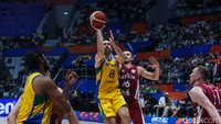Brazil mencoba mencari cara untuk menyetop laju poin dari Latvia. Kali ini sumbangan tiga kali tripoin dari Lucas Dias menjadi kunci kebangkitan tim Brazil dan sempat menyamakan skor. Kontribusi 7 poin Yago Santos juga turut membantu menjaga jarak selisih poin. Latvia tetap menutup kuarter dua dengan keunggulan setelah tembakan tripoin Davis Bertans di sisa waktu 20 detik masuk dan skor menjadi 45-42.