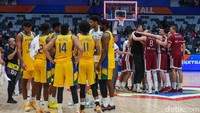 Timnas Basket Latvia berhadapan dengan Timnas Basket Brasil dalam dalam pertandingan penentuan di Indonesia Arena, Jakarta, Minggu (03/09/23).
