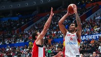 Di kuarter dua, Spanyol mendominasi. Duet kakak beradik Juancho dan Willy Hernangomez memimpin Spanyol meninggalkan Kanada. mpan Willy yang diselesaikan Juancho dengan dunk membuat Spanyol memimpin 44-37 saat kuarter dua tersisa satu menit 35. Umpan Willy yang diselesai Dario Brizuela membuat Spanyol semakin melesat dan unggul 10 poin. Kanada tak bisa memangkas menjadi single digit karena tembakan tiga angka Nickeil Alexander Walker saat buzzer beater meleset dari sasaran.