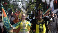 Di tengah-tengah peserta karnaval, Gubernur Jawa Barat Ridwan Kamil dan istrinya, Atalia Praratya tampak ikut dalam parade budaya tersebut. Ridwan Kamil terlihat menarik perhatian dengan kostum yang dia kenakan. (Foto: Wisma Putra/detikJabar)