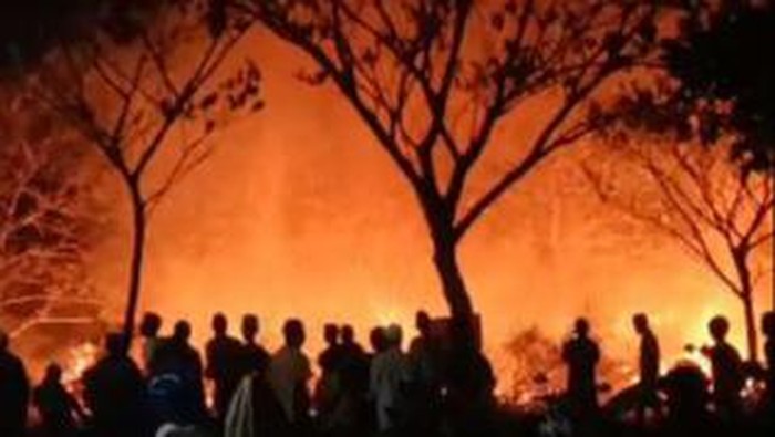 Kebakaran di lahan dekat Kebun Raya Indrokilo Boyolali (KRIB), Minggu (3/9/2023).
