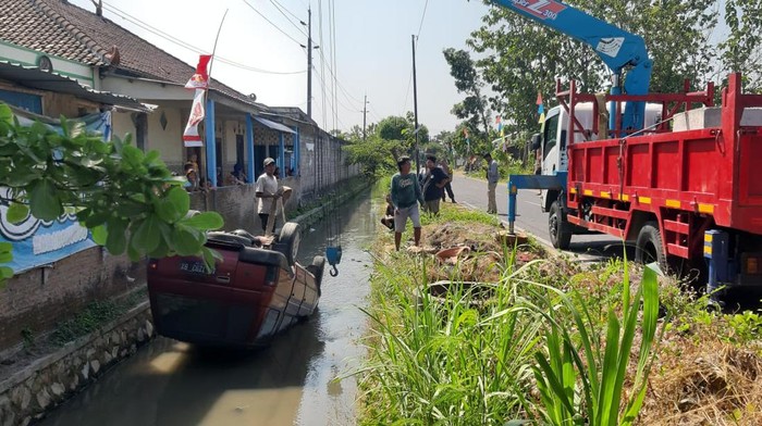 Kecelakaan mobil masuk sungai di Karangdowo, Klaten, Minggu (3/9/2023). Kecelakaan mobil masuk sungai di Karangdowo, Klaten, Minggu (3/9/2023).