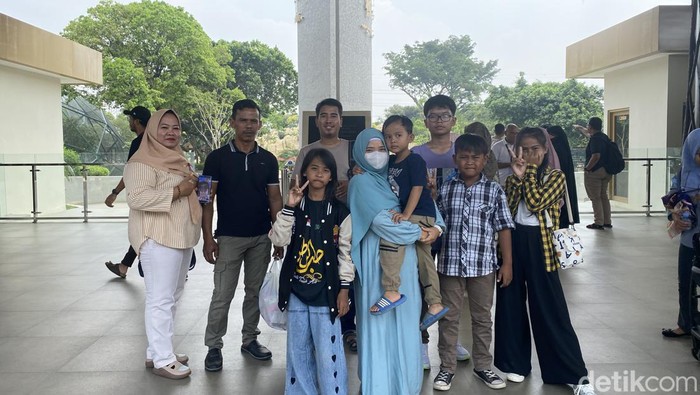 Keluarga dari Indramayu liburan ke TMII (Devi Puspitasari/detikcom)