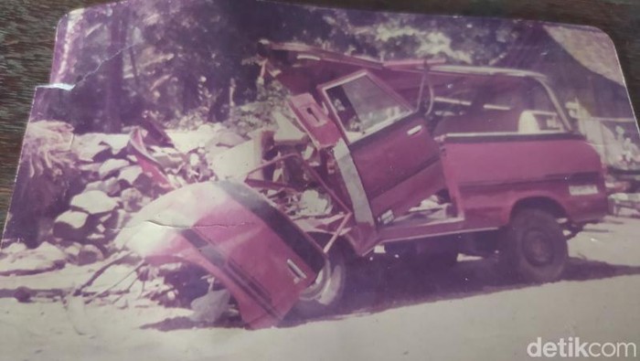 Keluarga korban selamat bus Sumber Waras vs Colt di Blondo, Magelang. Iswanto menunjukkan potret kecelakaan bus maut pada 1981 silam.