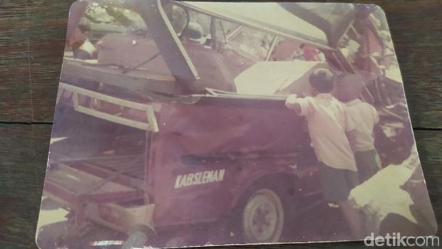 Keluarga korban selamat bus Sumber Waras vs Colt di Blondo, Magelang. Ismanto menunjukkan potret kecelakaan bus maut pada 1981 silam.