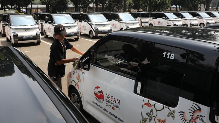 Kendaraan Listrik KTT ASEAN Petugas berkeliling menggunakan sepeda untuk memeriksa mobil di pool kendaraan listrik yang akan digunakan selama pelaksaan KTT ke-43 ASEAN di Kawasan Gelora Bung Karno Jakarta, Minggu (3/9/2023). ANTARA FOTO/Media Center KTT ASEAN 2023/Risa Krisadhi/pras.