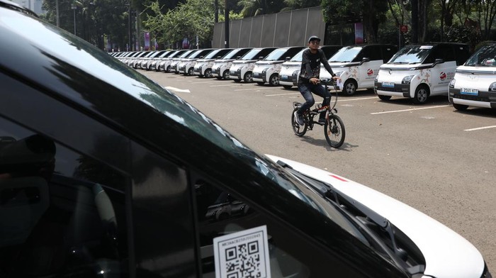 Petugas berkeliling menggunakan sepeda untuk memeriksa mobil di pool kendaraan listrik yang akan digunakan selama pelaksaan KTT ke-43 ASEAN di Kawasan Gelora Bung Karno Jakarta, Minggu (3/9/2023). ANTARA FOTO/Media Center KTT ASEAN 2023/Risa Krisadhi/pras.