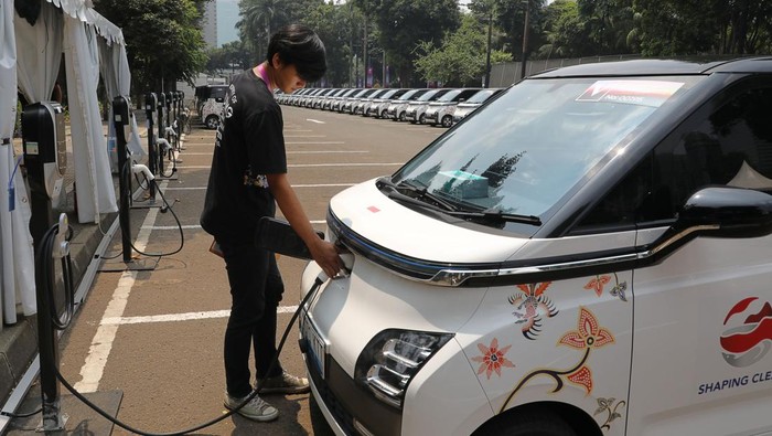 Petugas berkeliling menggunakan sepeda untuk memeriksa mobil di pool kendaraan listrik yang akan digunakan selama pelaksaan KTT ke-43 ASEAN di Kawasan Gelora Bung Karno Jakarta, Minggu (3/9/2023). ANTARA FOTO/Media Center KTT ASEAN 2023/Risa Krisadhi/pras.