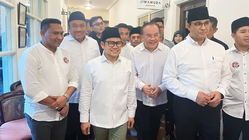 Ketua DPW PKB NTB Lalu Hadrian Irfani (kanan Cak Imin) saat mendampingi Muhaimin Iskandar seusai deklarasi di Surabaya pada Sabtu (3/9/2023). (Dok Lalu Hadrian Irfani)