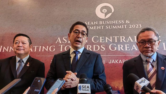 Ketua Kadin Arsjad Rasjid, Menteri Perdagangan Zulkifli Hasan dan Sekjen ASEAN Kao Kim Hourn
