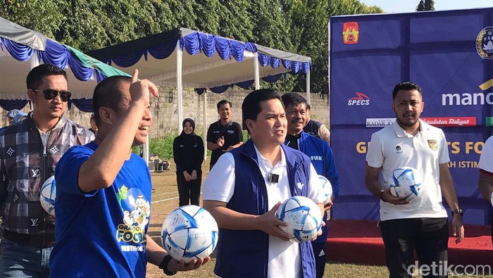 Ketua Umum PSSI Erick Thohir meninjau penyelenggaraan Grassroot Football Festival di Lapangan Kenari, Umbulharjo, Kota Jogja, Minggu (3/9/2023).