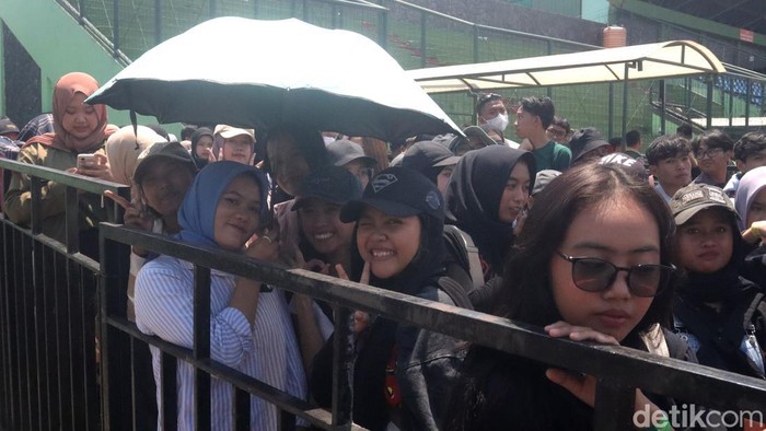 Konser West Java Festival (WJF) 2023 digelar di Stadion Siliwangi, Kota Bandung. Warga antusias menyambut acara ini.