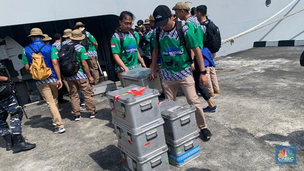 Kontainer dan Kardus berisi uang Rp10 M untuk ditukarkan dengan uang rusak dan lusuh di Tual. Selain itu juga ada sembako dan peralatan untuk disumbangkan ke masyarakat setempat. (CNBC Indonesia/Maikel Jefriando)