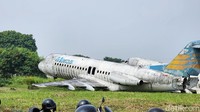Salah satu sudut Bandara Soekarno Hatta masih menyimpan bangkai pesawat dari Merpati Airlines. Ada beberapa pesawat Fokker F28 Fellowship atau jenis lama yang dibiarkan begitu saja di lokasi ini.