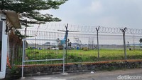 Jauh dari penglihatan traveler umum, juga ada salah satu pesawat Garuda Indonesia yang sedang diparkir. 