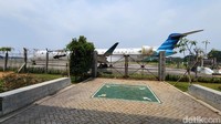 Ini adalah pesawat PK-GRC milik Garuda Indonesia pabrikan Bombardier CRJ-1000ER. Pesawat yang baru berumur 10an tahun ini sepertinya sudah lama diparkir karena ketiadaan mesin di badannya.