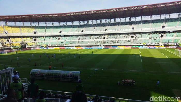 Laga Persebaya vs Borneo FC