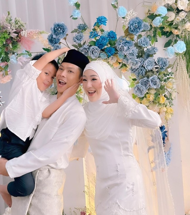 “Selamat datang di hidup kami. Sekarang panggilan Om baik berubah menjadi ‘papah’,” tulis Larissa mengekspresikan rasa bahagianya di sebuah unggahan yang memperlihatkan ia dan suami barunya yang menggendong putranya dari pernikahan terdahulu dengan Alvin Faiz. (Foto: Instagram/@larissachou)
