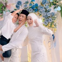 “Selamat datang di hidup kami. Sekarang panggilan Om baik berubah menjadi ‘papah’,” tulis Larissa mengekspresikan rasa bahagianya di sebuah unggahan yang memperlihatkan ia dan suami barunya yang menggendong putranya dari pernikahan terdahulu dengan Alvin Faiz. (Foto: Instagram/@larissachou)