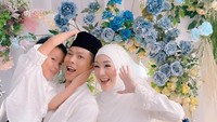Larissa Chou semringah foto bareng putra semata wayangnya, Yusuf dan Ikram Rosadi di hari pernikahan mereka. Ikram Rosadi merupakan pengusaha properti asal Bandung. Foto: Instagram Larissa Chou