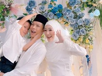 7 Senyum Larissa Chou Dinikahi Ikram Rosadi: A, Kuatkan Pundakmu Ya
