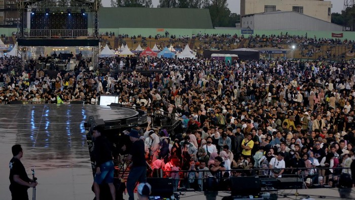 Lautan manusia dalam konser West Java Festival 2023 di Stadion Siliwangi, Kota Bandung, Minggu (3/9/2023).