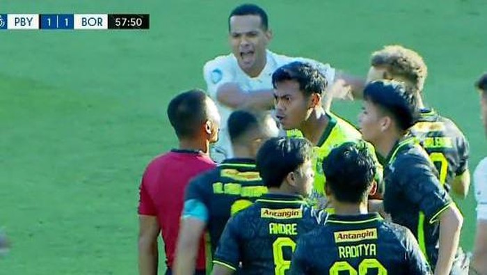 Leo Lelis tersenyum saat mendorong balik Ze Valente pada laga Persebaya vs Borneo FC