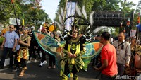 Tentu hal ini mengundang perhatian banyak orang. Saat melintasi Taman Cikapayang, Ridwan Kamil langsung disambut meriah warga yang sudah menanti karnaval budaya ini.