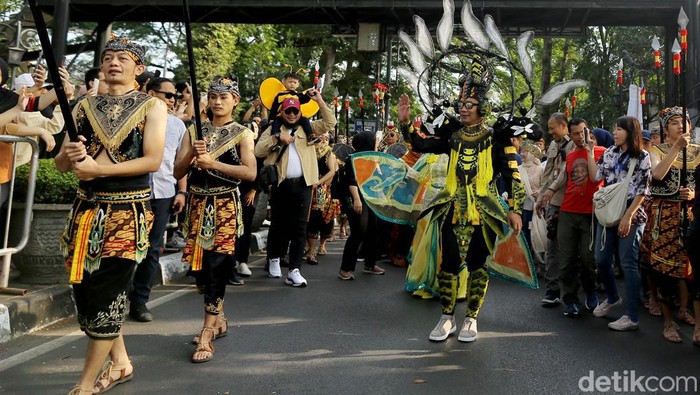 Lihat Lagi Gaya Unik Ridwan Kamil Pakai Kostum Capung di WFJ 2023