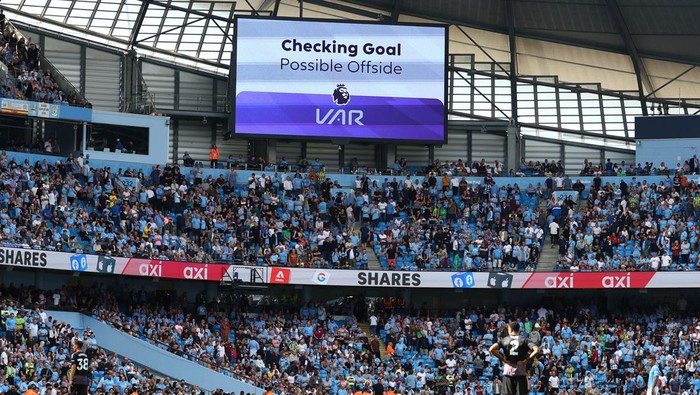 Soccer Football - Premier League - Manchester City v Fulham - Etihad Stadium, Manchester, Britain - September 2, 2023 General view of the big screen during a VAR review before awarding the goal to Manchester Citys Nathan Ake REUTERS/Molly Darlington EDITORIAL USE ONLY. No use with unauthorized audio, video, data, fixture lists, club/league logos or live services. Online in-match use limited to 75 images, no video emulation. No use in betting, games or single club /league/player publications.  Please contact your account representative for further details.