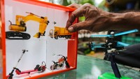 Ragam bentuk miniatur yang dibuat diantaranya, truk, sepeda motor hingga helikopter.