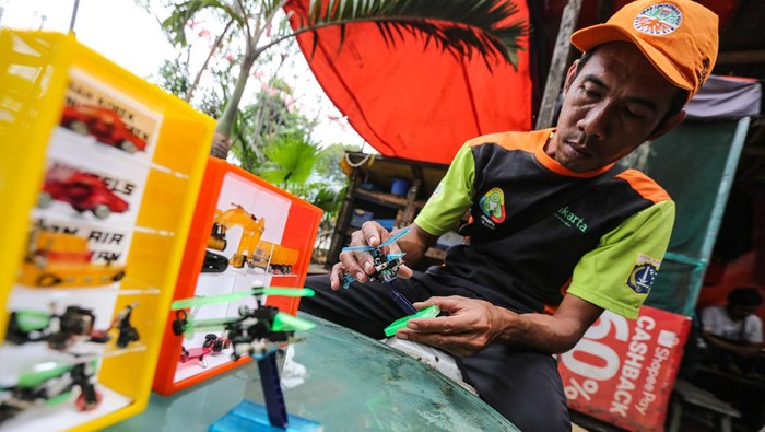 Manfaatkan limbah korek gas menjadi miniatur Timan menata kerajinan miniatur dari limbah korek gas di Pos UPS Badan Air kali Utan Kayu, Kemayoran, Jakarta, Minggu (3/9/2023). Timan seorang Petugas Unit Pengelola Sampah (UPS) Badan Air Dinas Lingkungan Hidup (DLH) DKI Jakarta memanfaatkan limbah korek gas dari sampah Kali Utan Kayu untuk dijadikan miniatur kendaraan seperti truk, sepeda motor dan helikopter. ANTARA FOTO/Asprilla Dwi Adha/YU