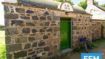 Penjara terkecil di dunia yang diberi nama Sark Prison karena letaknya yang berada di Pulau Sark Guernsey di sebuah pulau bernama Sark. Penjara ini dibangun pada 1856. Hingga kini, predikat penjara terkecil pun masih melekat di bangunan ini. Penjara ini hanya dapat menangani dua tahanan dalam satu waktu. (Foto: list25)  