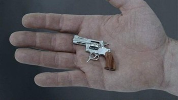 Pistol terkecil di dunia, meski kecil ia masih mampu menembakkan peluru kecil di atas 270mph. Pistol ini dibuat pada tahun 2005 dengan biaya sekitar USD 6200 namun dilarang penjualannya di Amerika Serikat. (Foto: list25)