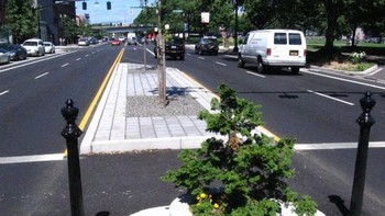Taman Mill Ends merupakan taman terkecil di dunia yang terletak di Oregon, Portland, Amerika. Taman ini hanya memiliki luas 0,2 meter. Taman ini dibuat oleh seorang wartawan bernama Dick Fagan pada tahun 1948. (Foto: list25)