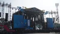 Terdengar musik bass dan drum yang dilakukan oleh beberapa teknisi yang sedang melalukan sound check dan memasang alat pendukung.